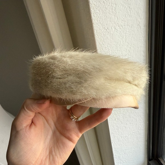 Vintage 50's Genuine White Fur Pillbox Hat Satin Ribbon Elegant Glam Jackie O - Picture 4 of 7